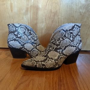 Zara Beige Snakeskin Print V-vamp Cowboy W/ Low Heel Boots/Booties size 37
